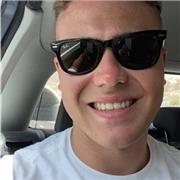 Joven de ingles nativo americano para niños de nivel principiante